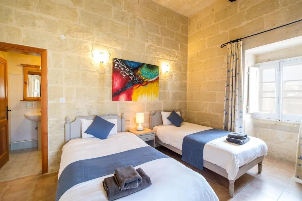 VILLA FOUR BEDROOMS WITH PRIVATE POOL Room, Ta Girardu, Gozo