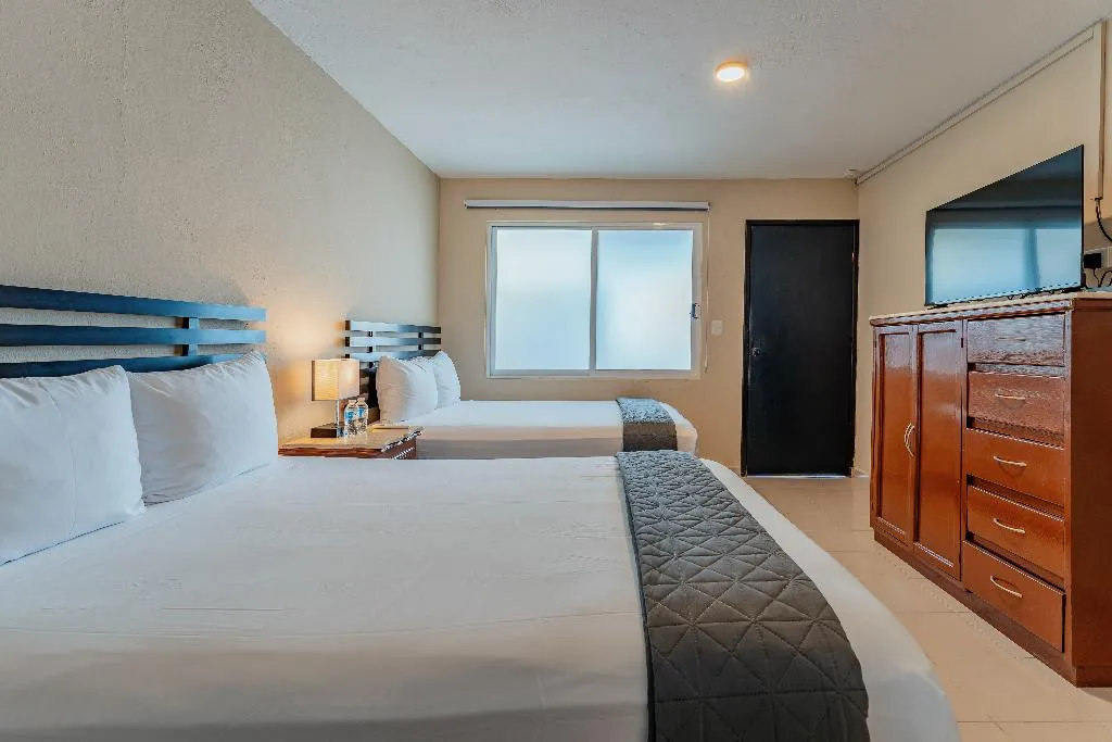 TWIN WITH DOUBLE BED Room, Hotel Brisas 5a Av., Playa Del Carmen