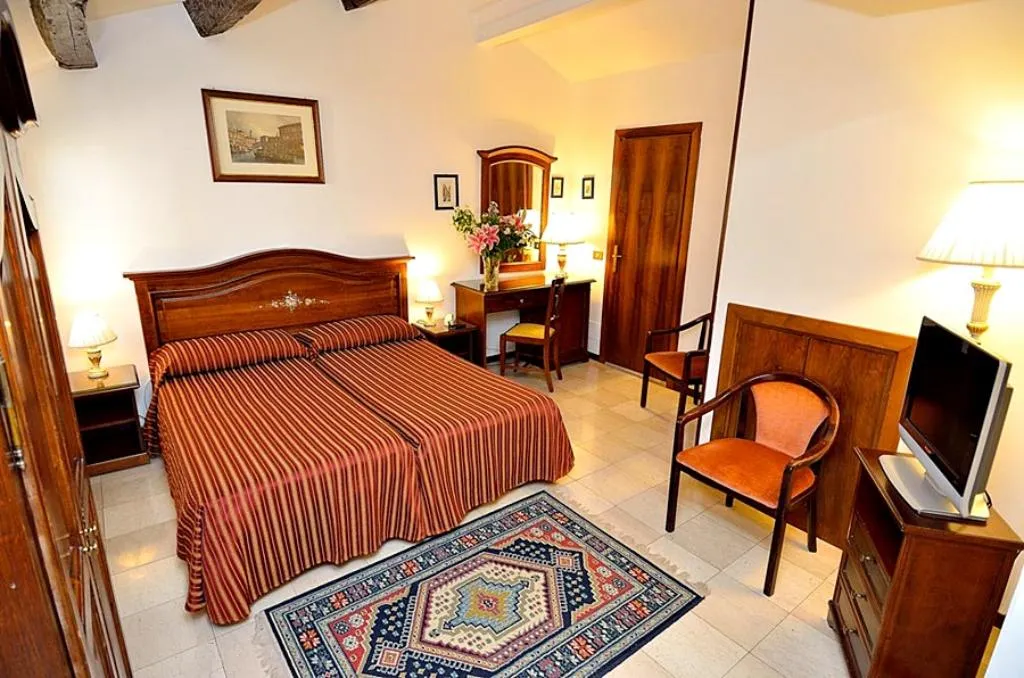 Room, Orion, Venice