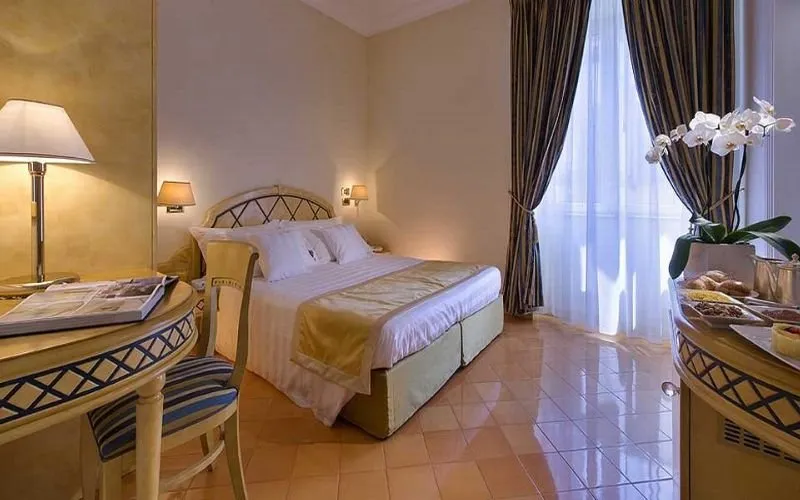 Room, Miramare e Castello, Naples
