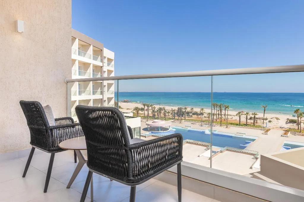 SUITE DELUXE SEA FRONT Room, Hilton Skanes Monastir Beach Resort, Tunisia