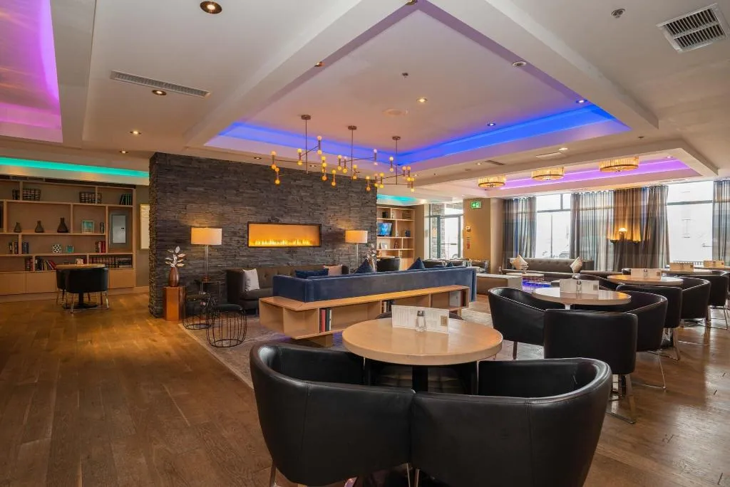 Bar, Sandman Signature Mississauga Hotel, Toronto, Ontario