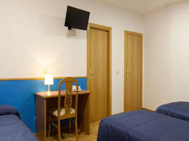 TRIPLE STANDARD Room, Hostal Montaloya, Madrid