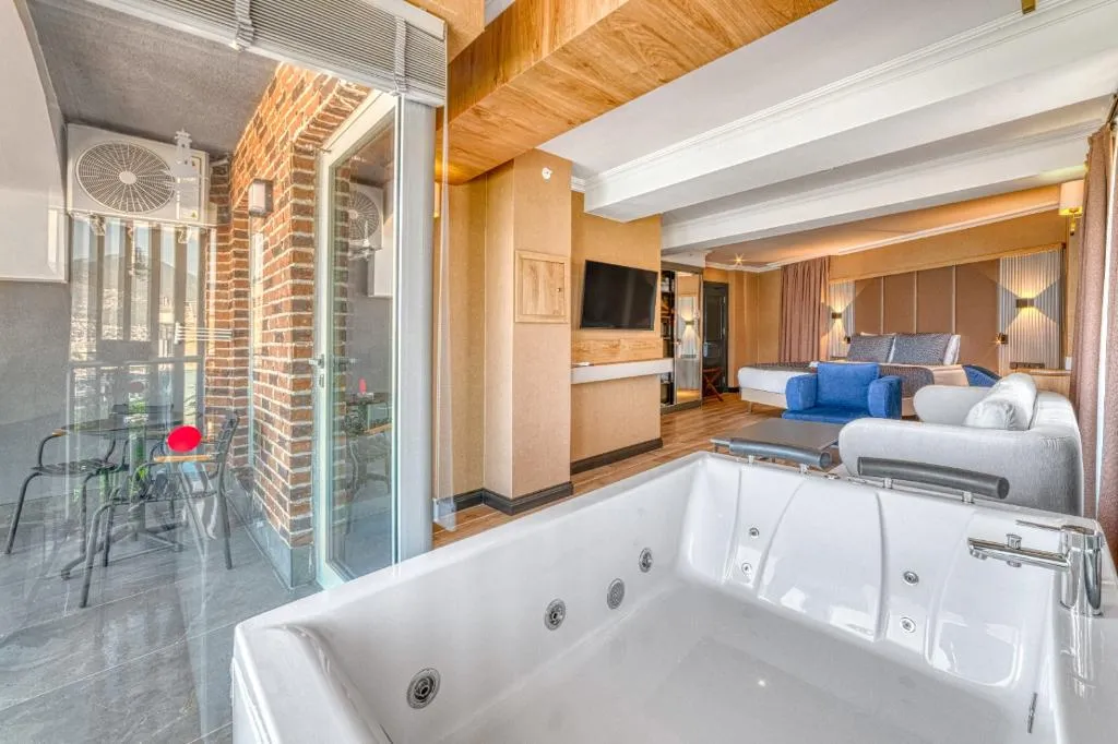JUNIOR SUITE KING BED WITH JACUZZI Room, Numa Port Hotel, Antalya