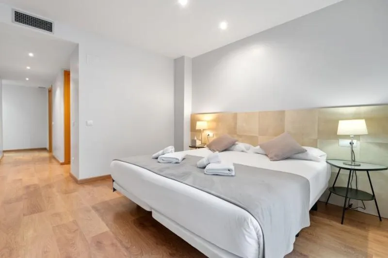 APARTMENT CAPACITY 8 FOUR BEDROOMS Room, Sensation Authentic Gracia, Barcelona
