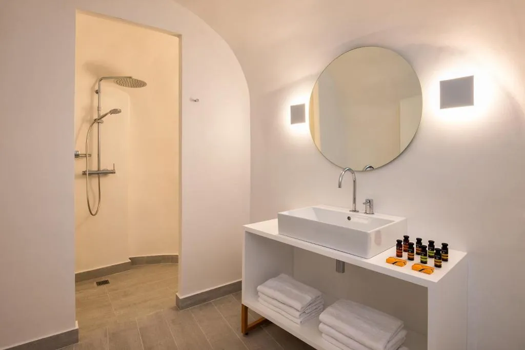 SUITE SUPERIOR WITH PRIVATE POOL Room, Palm Island Suites, Santorini