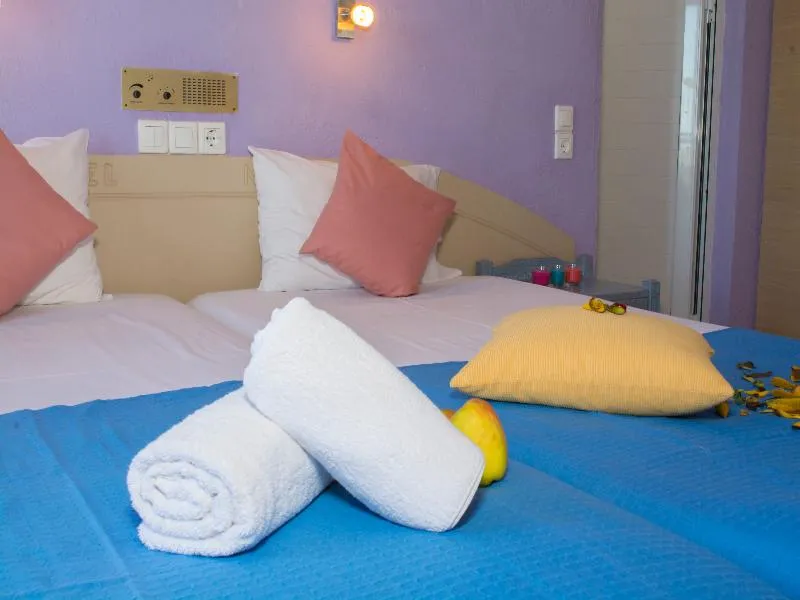 Room, Nikos, Crete