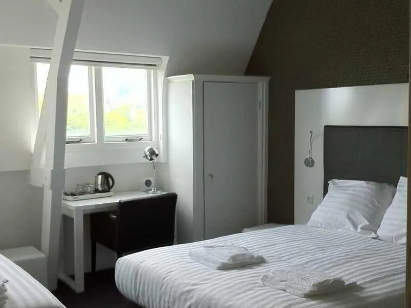 TRIPLE BASIC Room, Hotel Vossius Vondelpark, Amsterdam