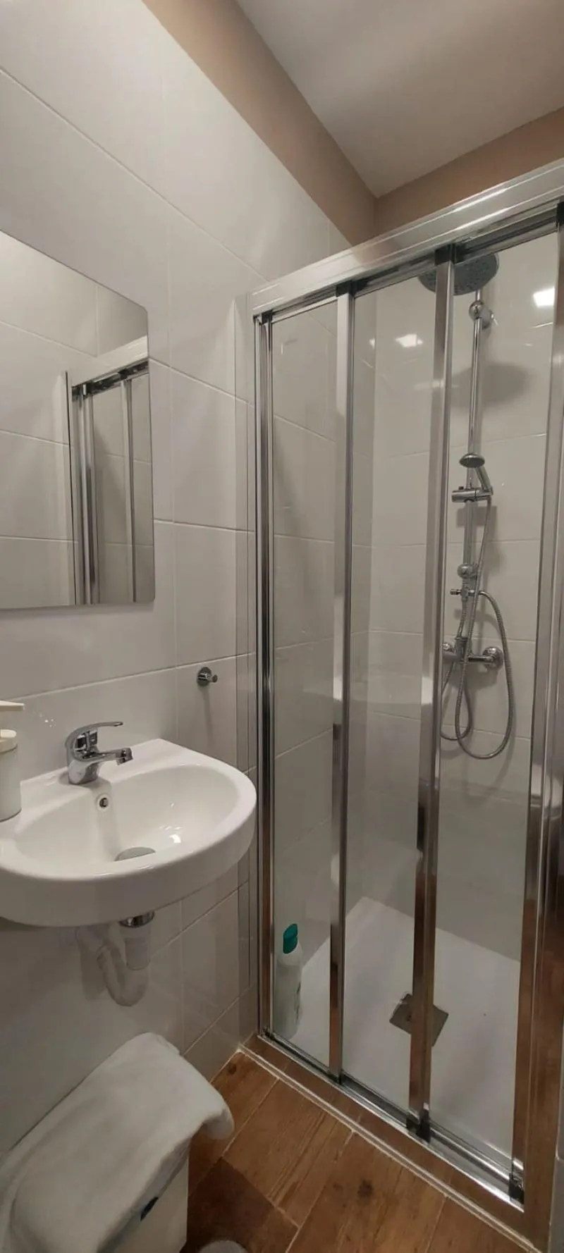 QUADRUPLE ONE BEDROOM ONE BATHROOM Room, El Palacete De La Almudayna, Madrid
