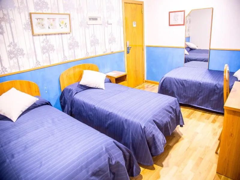 TRIPLE STANDARD Room, Hostal Montaloya, Madrid