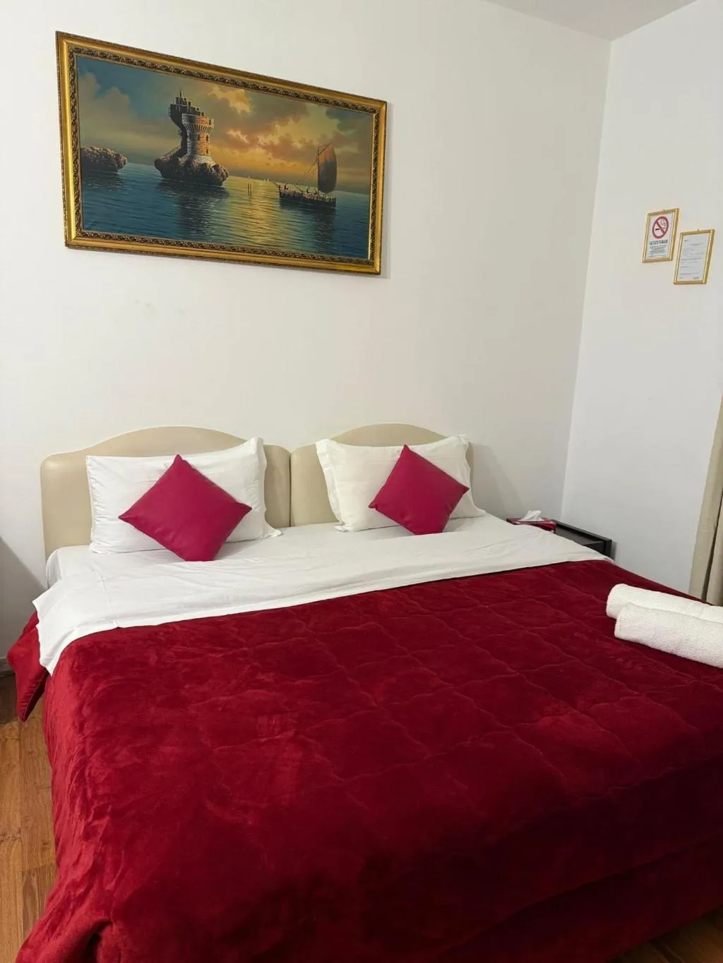 Double or Twin DELUXE TWO BEDS Room, Two Ducks Hostel, Naples