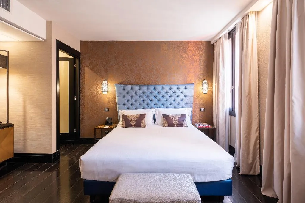 DOUBLE PREMIUM KING BED Room, Vignette Collection The Venice Times Hotel By IHG, Venice