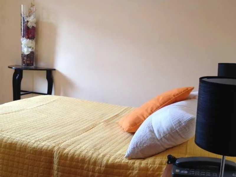 Room, V Dinastia, Lisbon