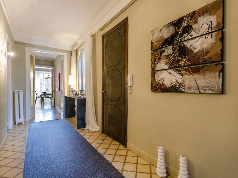 APARTMENT THREE BEDROOMS TWO BATHROOMS Room, Urban District, Barcelona