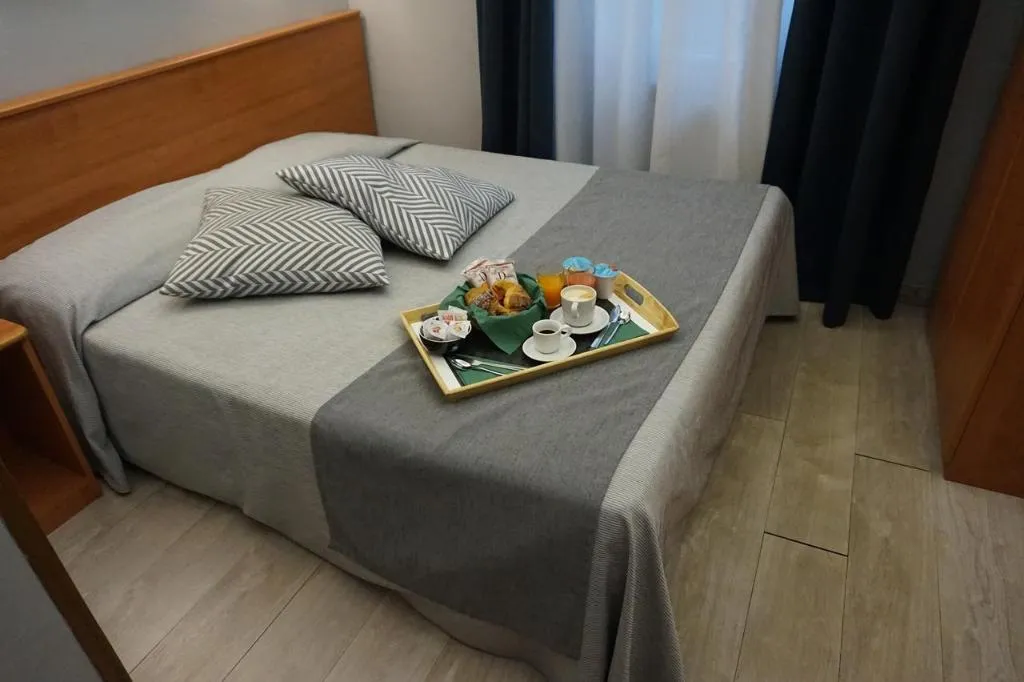 DOUBLE STANDARD Room, Roi, Naples