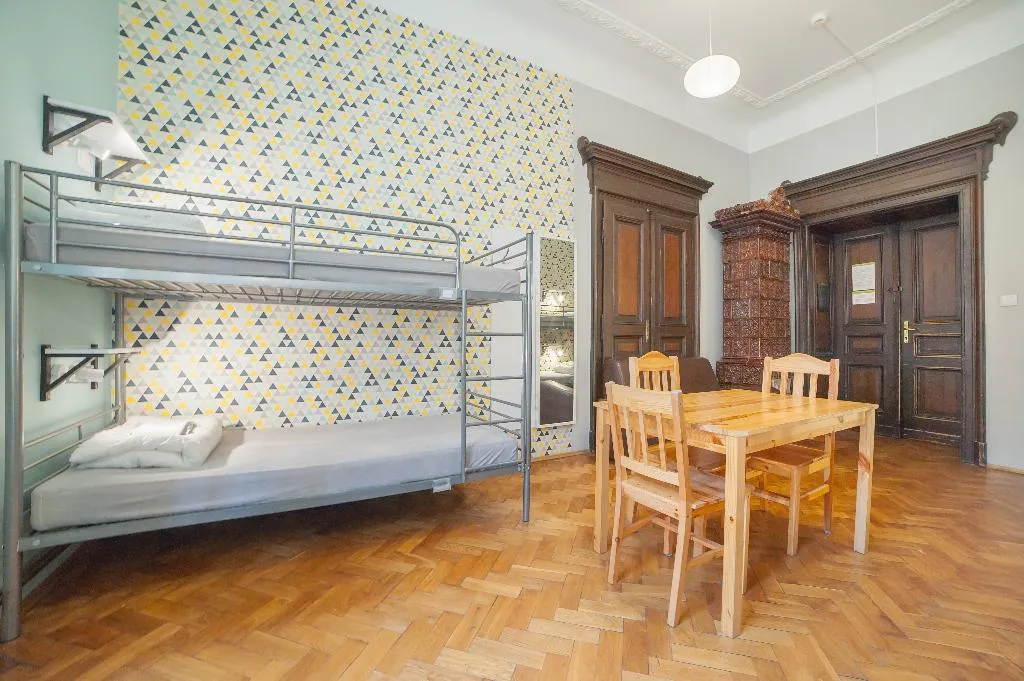 Room CAPACITY 6 WITH SHARED BATHROOM Room, Dizzy Daisy Hostel, Krakow