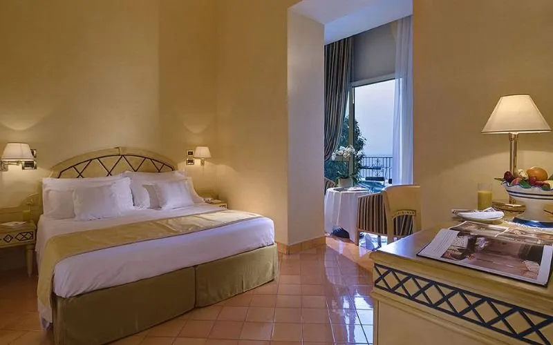 Room, Miramare e Castello, Naples