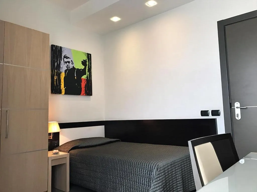 SINGLE WITH BALCONY Room, Visagi, Naples