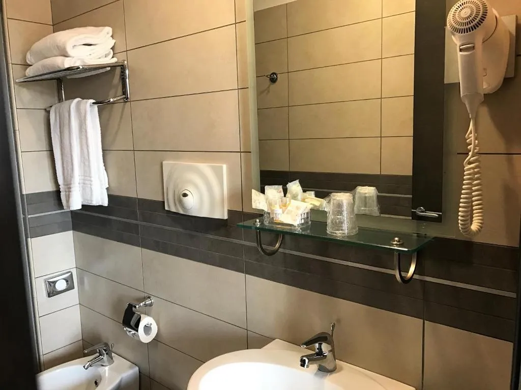 SINGLE WITH BALCONY Room, Visagi, Naples