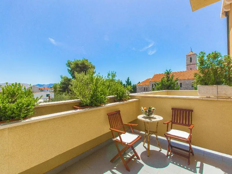 DOUBLE STANDARD Room, Spongiola, Split