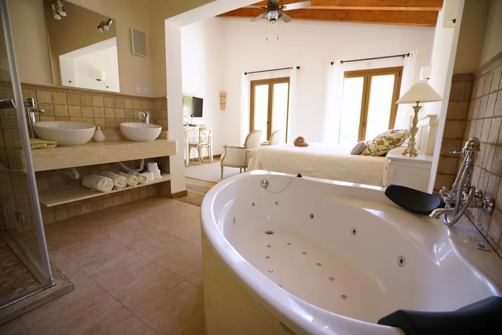 VILLA FIVE BEDROOMS Room, Bou Ros Finca Es Foners, Majorca