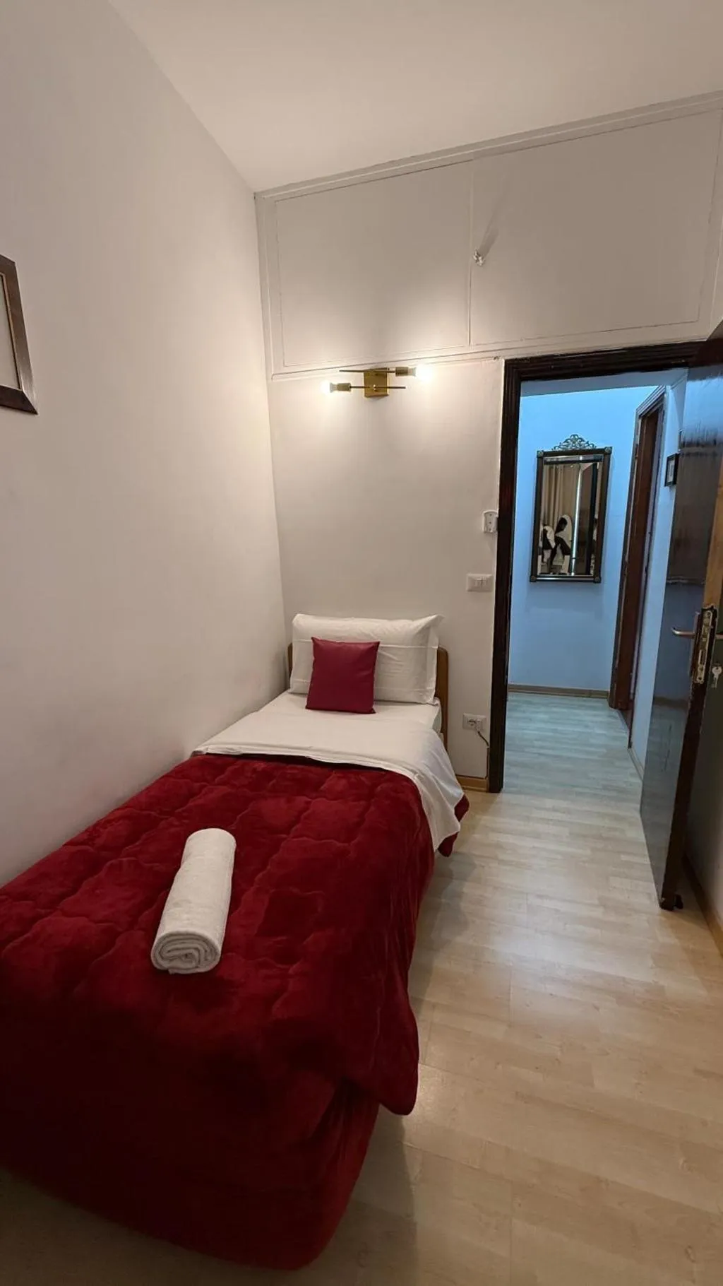 SINGLE STANDARD Room, Two Ducks Hostel, Naples