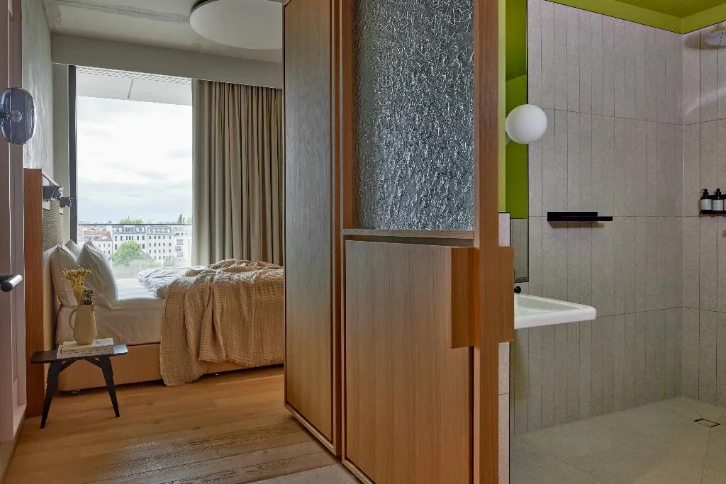 STUDIO Accessible Room, Locke at East Side Gallery, Friedrichshain, Berlin