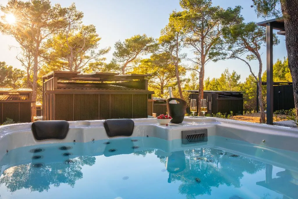 MOBILE HOME WITH JACUZZI Room, Pinadria Camping Resort, Split