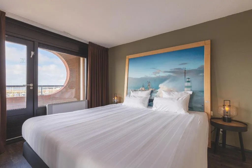 SUITE KING SIZE BED Room, Leonardo Hotel IJmuiden Seaport Beach, Amsterdam