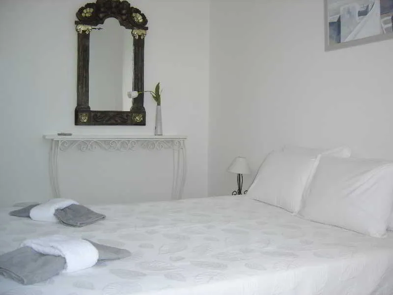 Room, Sweet Tweet, Santorini