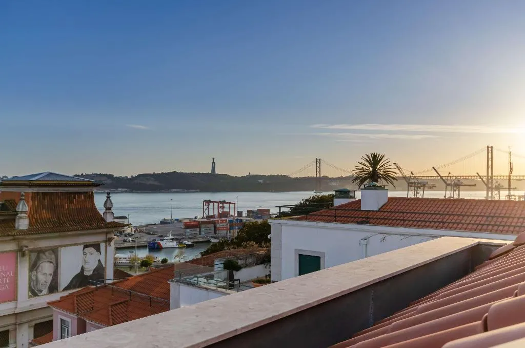 DOUBLE PREMIUM Room, The Emerald House Lisbon, Curio Collection by Hilt, Lisbon