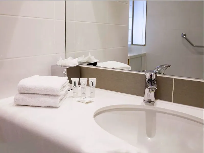 TWIN STANDARD Room, Louis Fitzgerald Hotel, Dublin