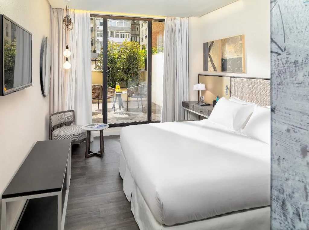 TRIPLE DELUXE Room, H10 Art Gallery, Barcelona