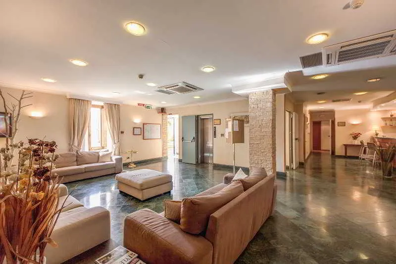 Lobby, Romoli, Naples