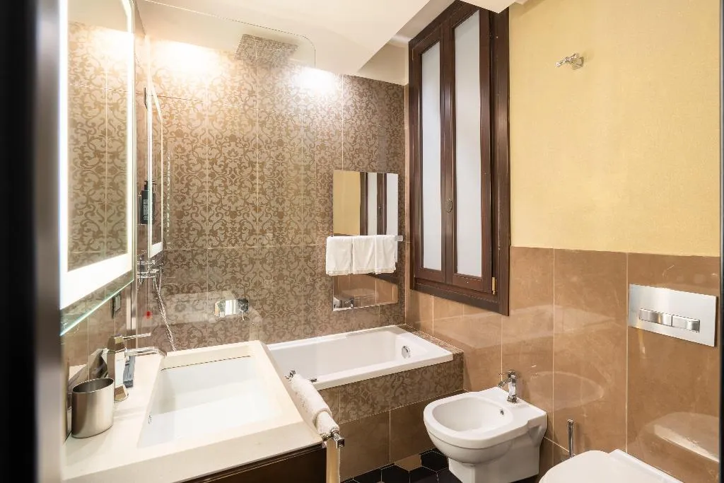 DOUBLE KING SIZE BED Room, Vignette Collection The Venice Times Hotel By IHG, Venice