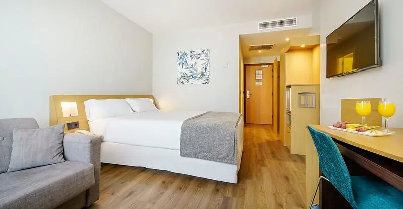 FAMILY ROOM WITH DOUBLE BED Room, Ilunion Valencia 4, Valencia
