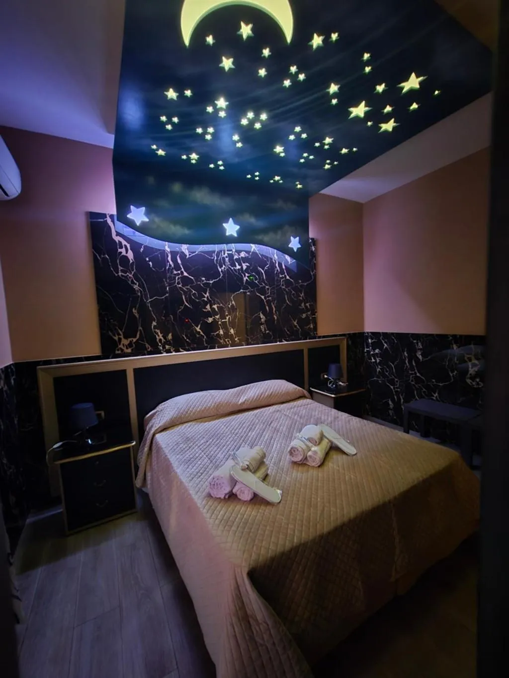 DOUBLE SUPERIOR KING BED Room, Iris, Naples
