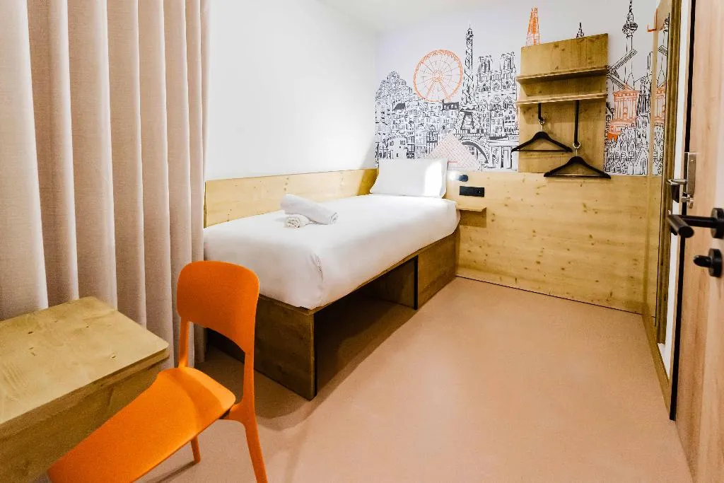 SINGLE STANDARD Room, easyHotel Alicante Centro, Costa Blanca