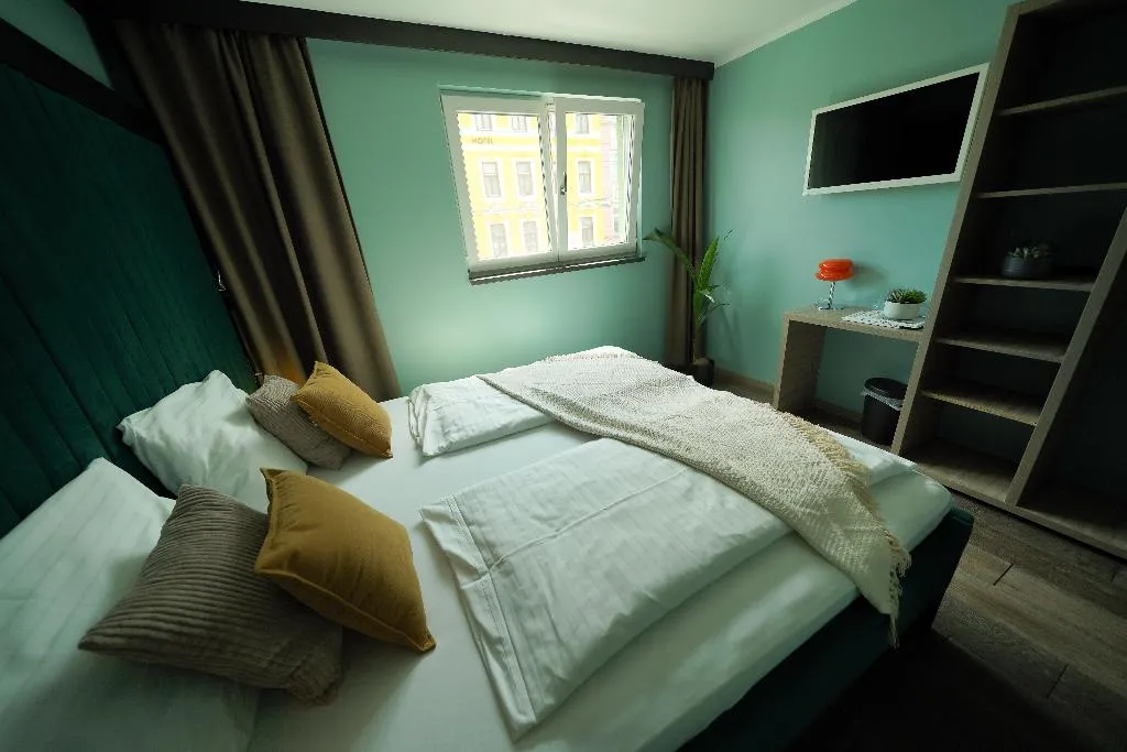 DOUBLE STANDARD Room, Hotel BEE GREEN Schoenbrunn, Vienna