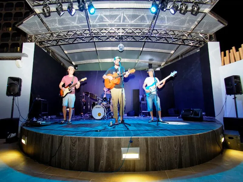 Sports and Entertainment, Samos, Majorca