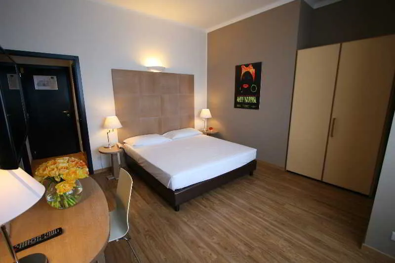 Room, Oro Blu, Milan