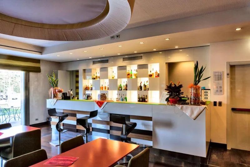 Bar, Cruise, Milan