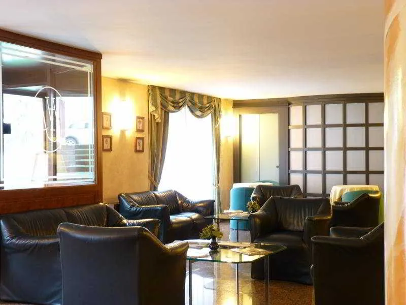 Lobby, Pasteur, Milan