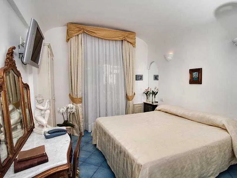 Room, Bussola di Hermes, Naples