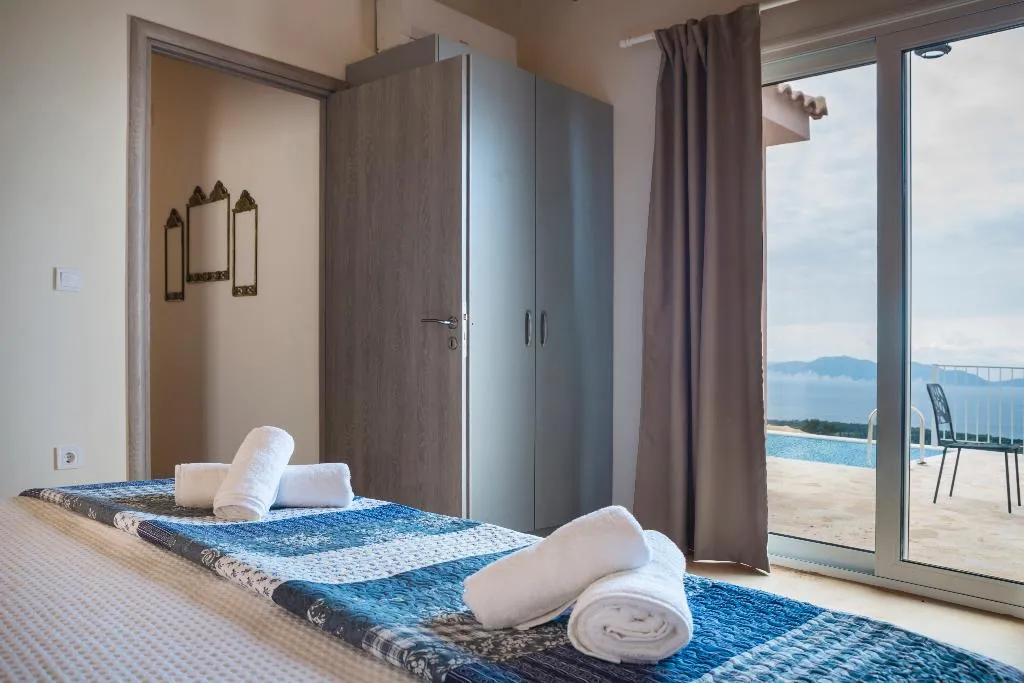 VILLA TWO BEDROOMS WITH PRIVATE POOL Room, Magganos Sunset Villas, Kefallinia