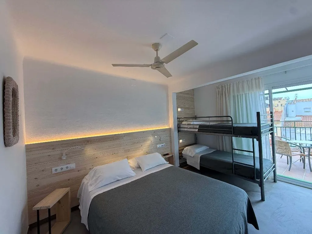 FAMILY ROOM WITH BALCONY Room, Hostal Rom, Costa Brava