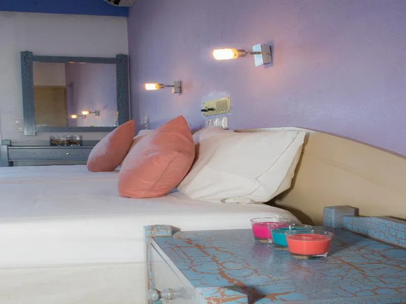 Room, Nikos, Crete