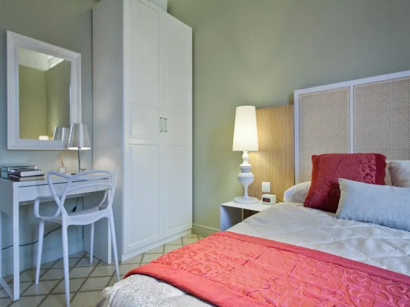 APARTMENT THREE BEDROOMS TWO BATHROOMS Room, Urban District, Barcelona