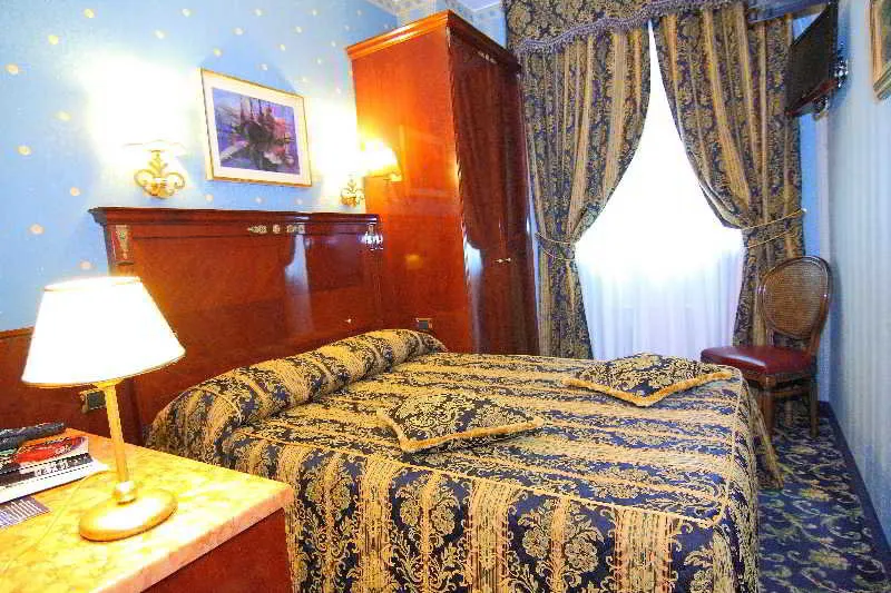 Room, Vittoria, Milan