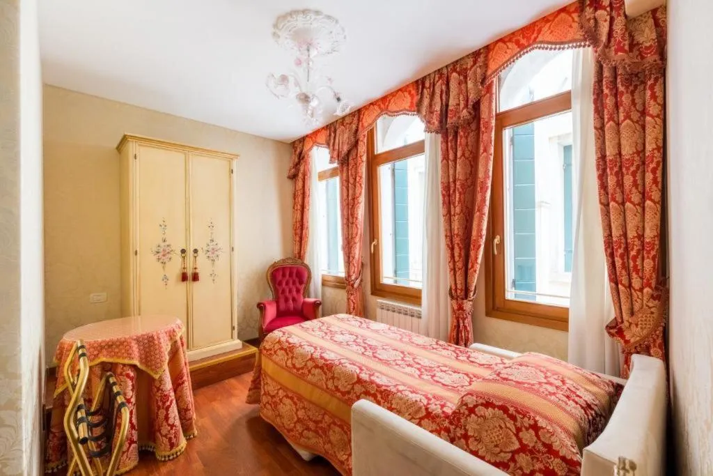 SINGLE CLASSIC Room, Locanda Al Leon, Venice